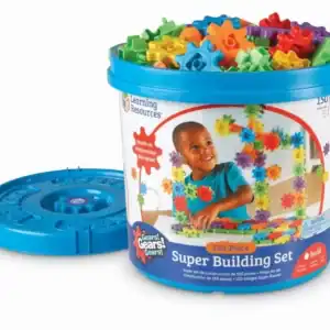 ילד בונה בהרכבת גלגלי שיניים צבעוניים , לידו יש קופסה מלאת חלקים